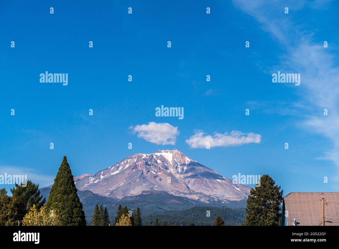 Mt. Shasta California le jour ensoleillé de l'automne et le ciel bleu Banque D'Images