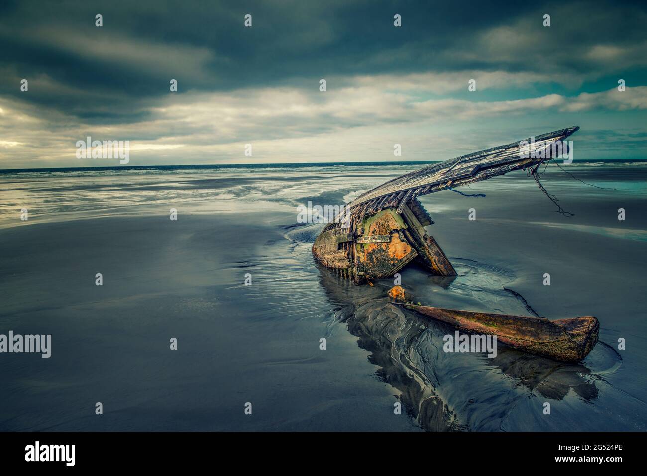 Photo artistique de Shipwreck sur la plage de sable de Haida Gwaii, îles de la Reine-Charlotte Banque D'Images