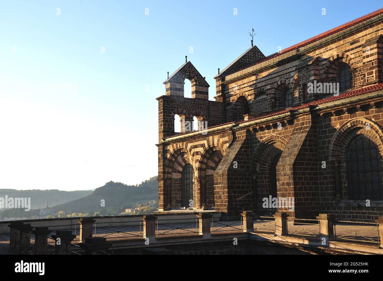 FRANCE. HAUTE-LOIRE (43). RÉGION AUVERGNE. LE PUY-EN-VELAY. LA CATHÉDRALE DE NOTRE-DAME DE VELAY. Banque D'Images