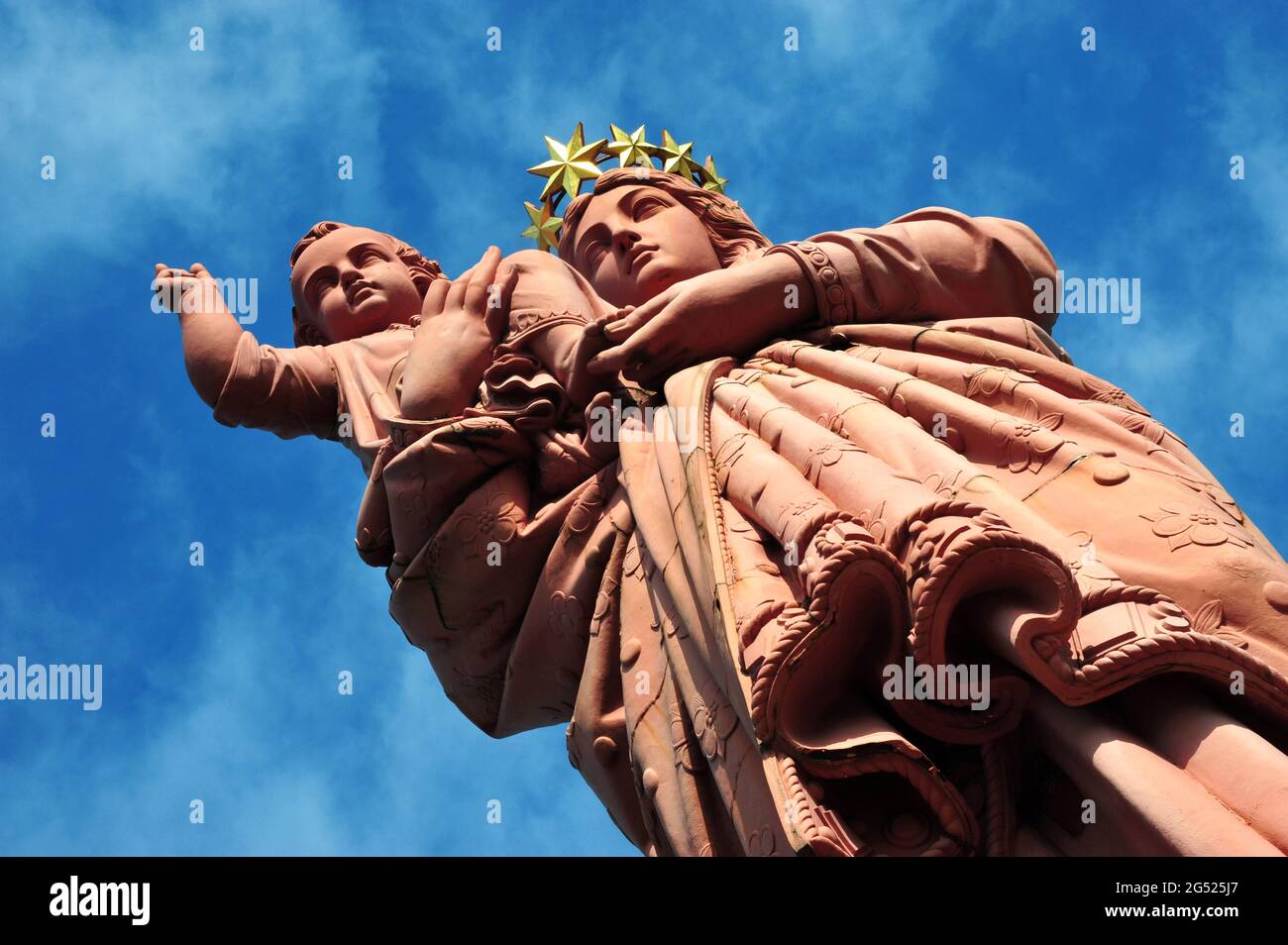 FRANCE. HAUTE-LOIRE (43). RÉGION AUVERGNE. LE PUY-EN-VELAY. LA STATUE DE NOTRE-DAME-DE-FRANCE A ÉTÉ INAUGURÉE LE 12 SEPTEMBRE 1860 AU SOMMET DE Banque D'Images