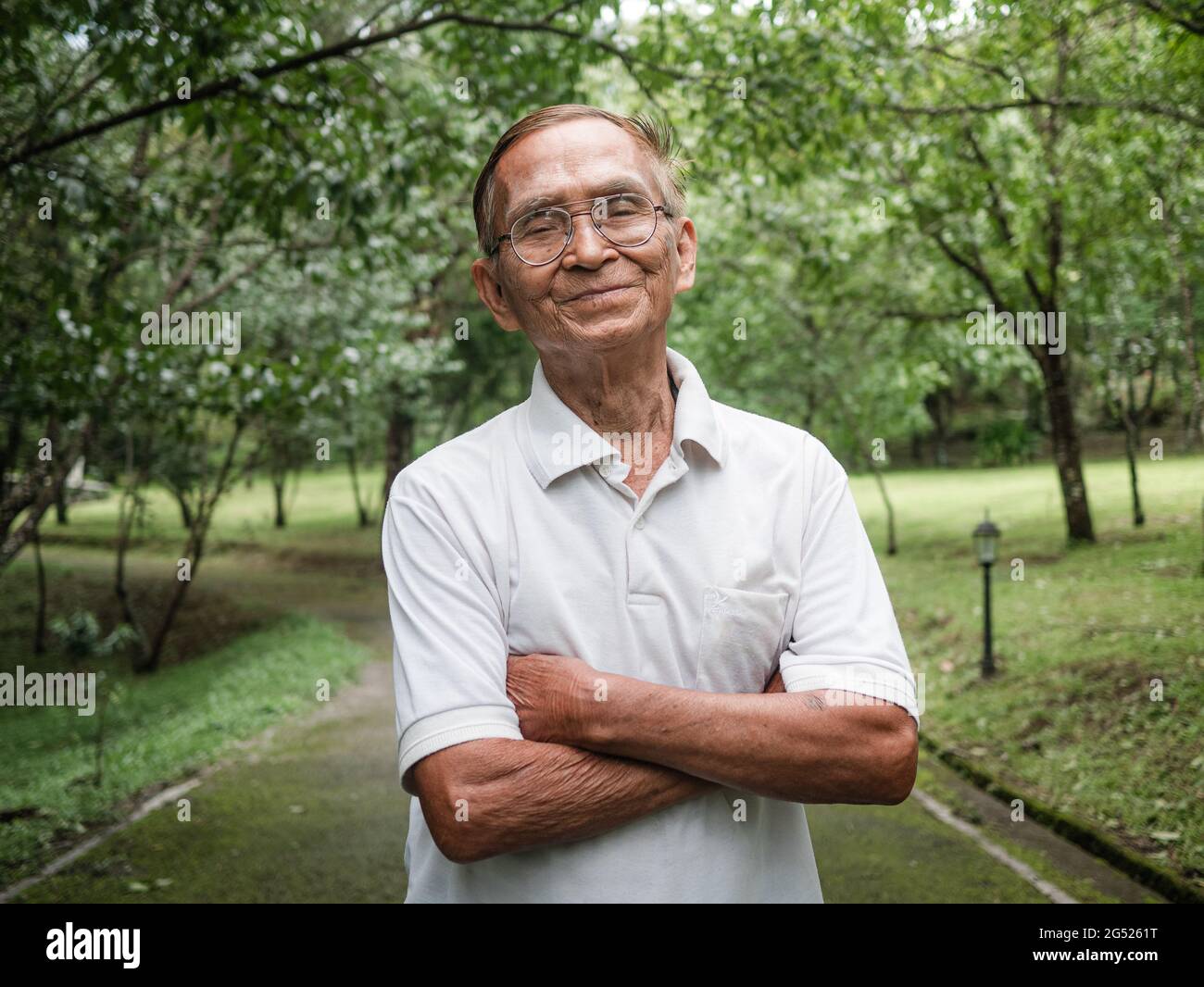 Portait de l'homme senior appréciant la nature dans le parc. Homme retraité senior bénéficiant de la liberté de la retraite. Banque D'Images