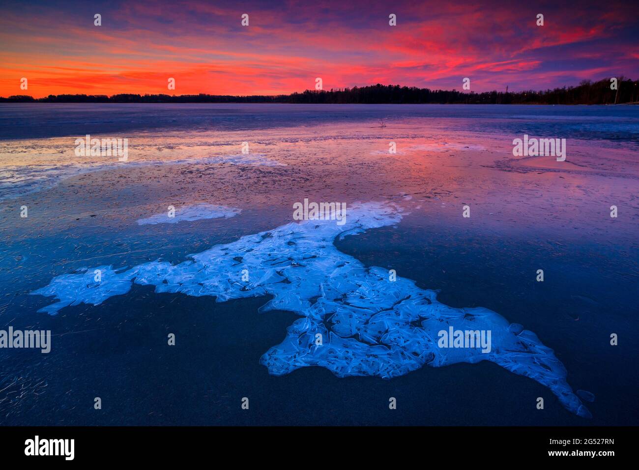 Paysage d'hiver tôt le matin avec formations de glace et ciel coloré à Årvold dans le lac Vansjø, Moss kommune, Østfold, Norvège, Scandinavie. Banque D'Images