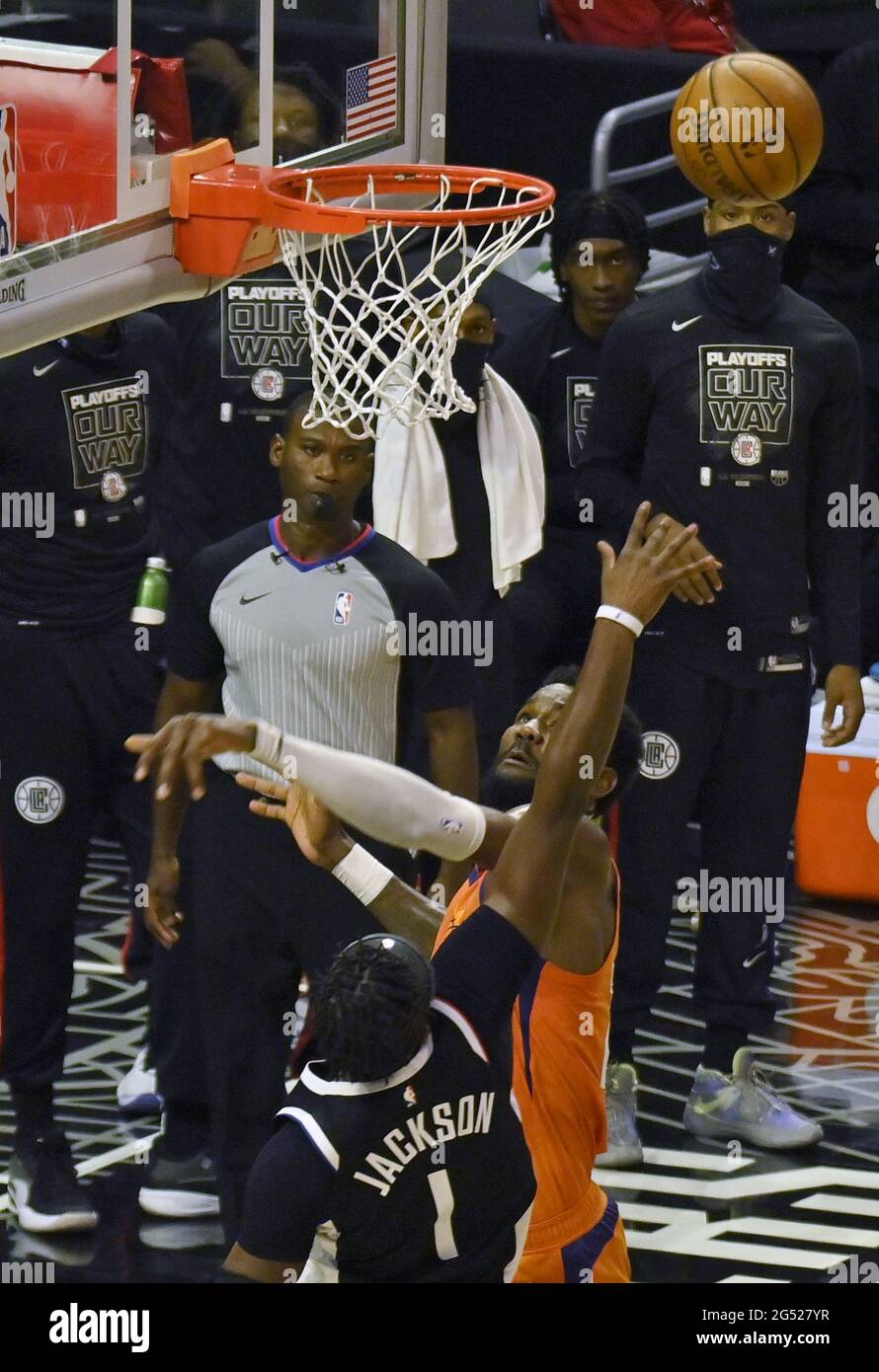 Los Angeles, Etats-Unis, 24 juin 2021 : Los Angeles, Etats-Unis. 25 juin 2021. Le centre Phoenix Suns Deandre Ayton (22) bloque le tir du garde des Clippers de Los Angeles Reggie Jackson (1) au cours du quatrième trimestre des Jeux 3 de leur meilleure des sept finales de la Conférence de l'Ouest au Staples Center à Los Angeles le jeudi 24 juin 2021. Après avoir lâcher les deux jeux d'ouverture à Phoenix, les Clippers ont pris le jeu 3, 106-92 en restant dans le contrôle tout au long. Photo de Jim Ruymen/UPI crédit: UPI/Alay Live News Banque D'Images