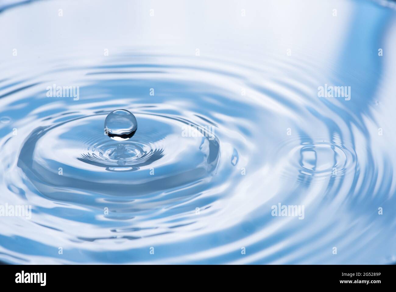 Goutte d'eau ou éclaboussure d'eau. Banque D'Images
