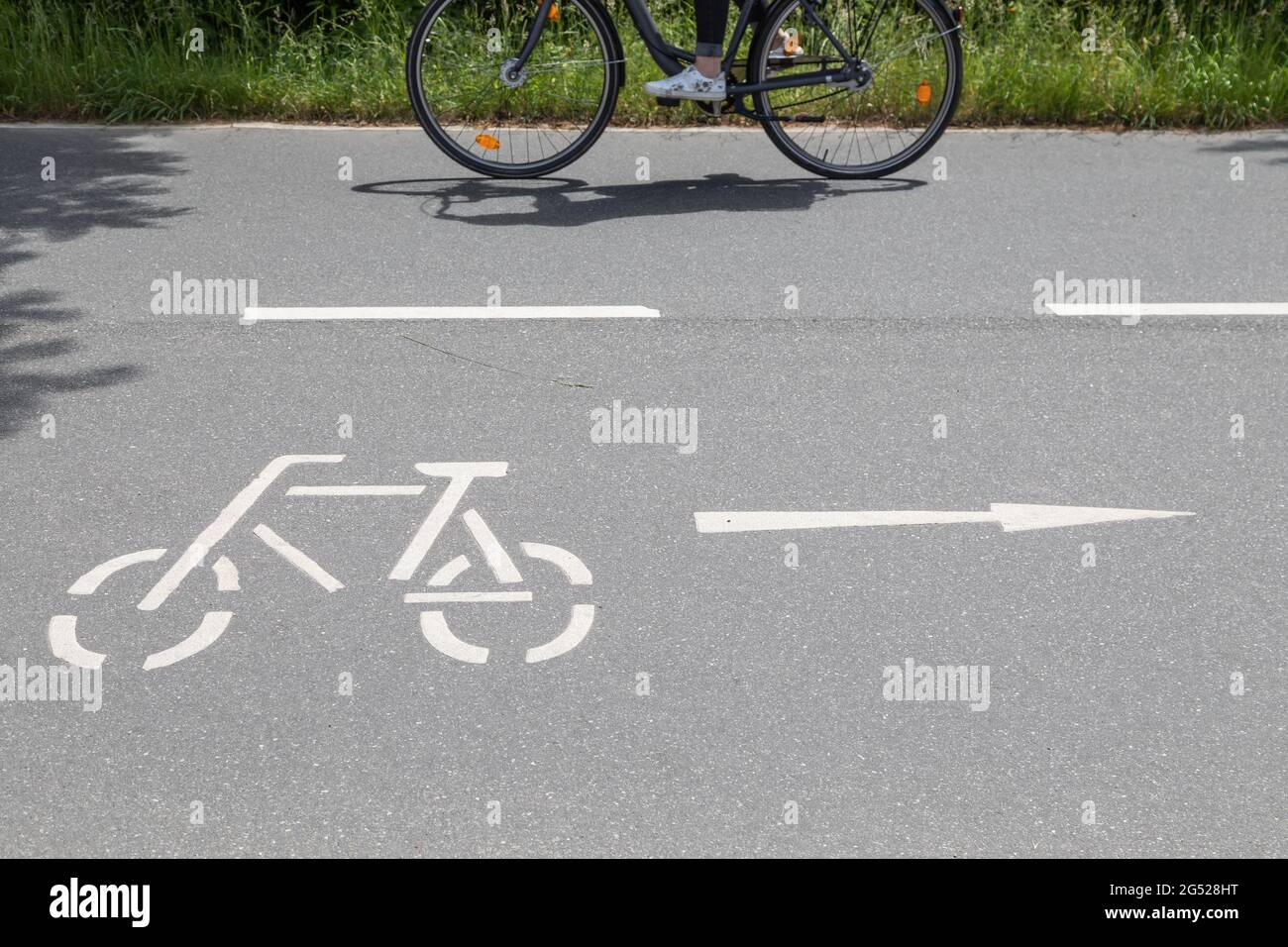 vélo sur une autoroute à vélo Banque D'Images