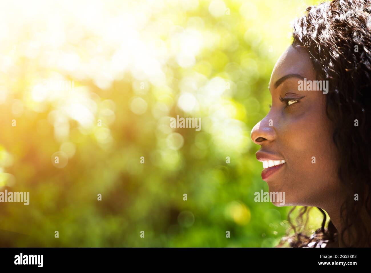 Une femme afro-américaine respire l'odeur de l'air pur Banque D'Images
