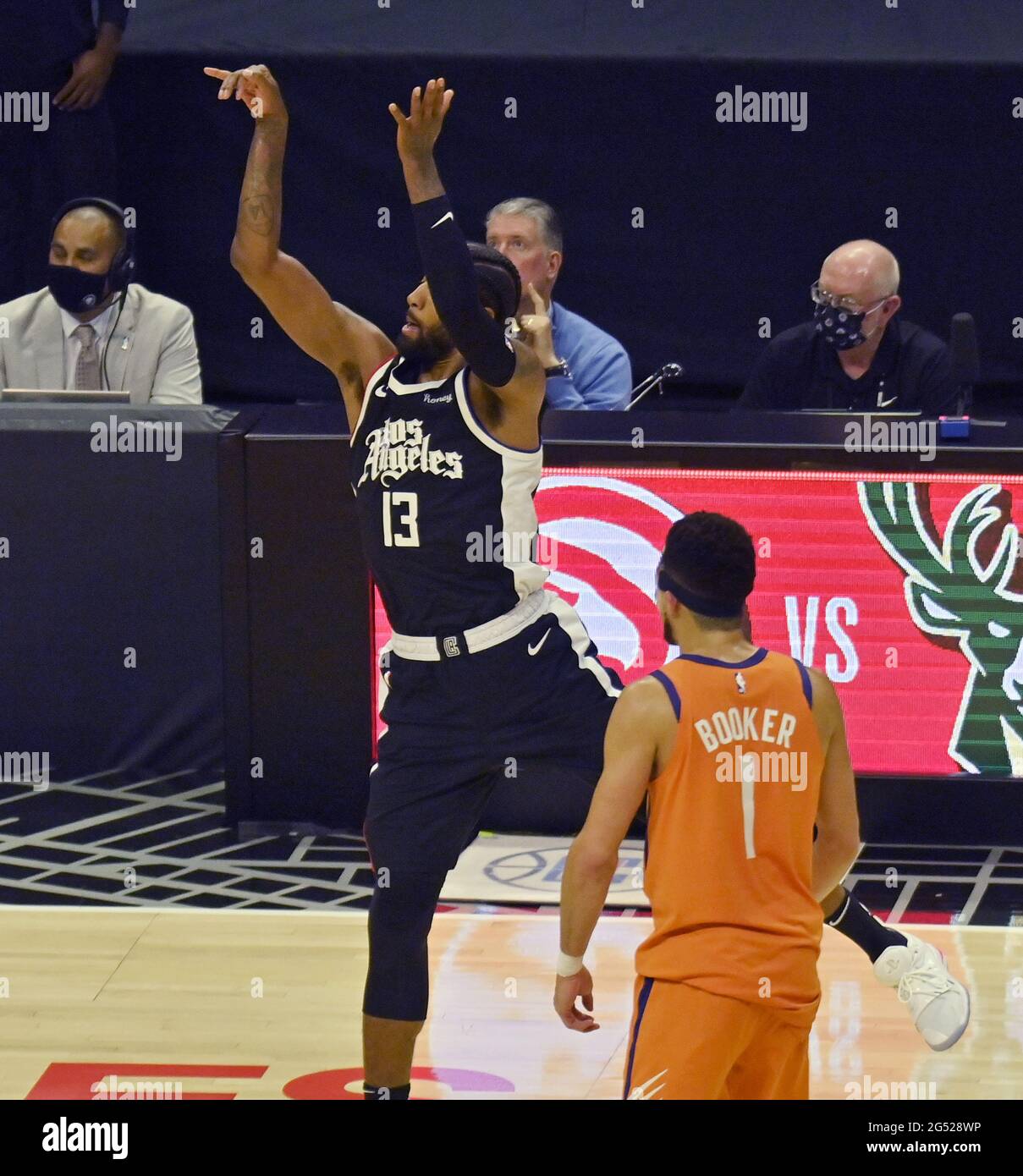 Los Angeles, Etats-Unis, 24 juin 2021 : Los Angeles, Etats-Unis. 25 juin 2021. Les Los Angeles Clippers ont présenté Paul George (13) à trois reprises au bruiteur comme le garde de Phoenix Suns Devin Booker (1) au troisième trimestre de la partie 3 de leur meilleure des sept finales de la Conférence de l'Ouest au Staples Center de Los Angeles le jeudi 24 juin 2021. Après avoir lâcher les deux jeux d'ouverture à Phoenix, les Clippers ont pris le jeu 3, 106-92 en restant dans le contrôle tout au long. Photo de Jim Ruymen/UPI crédit: UPI/Alay Live News Banque D'Images