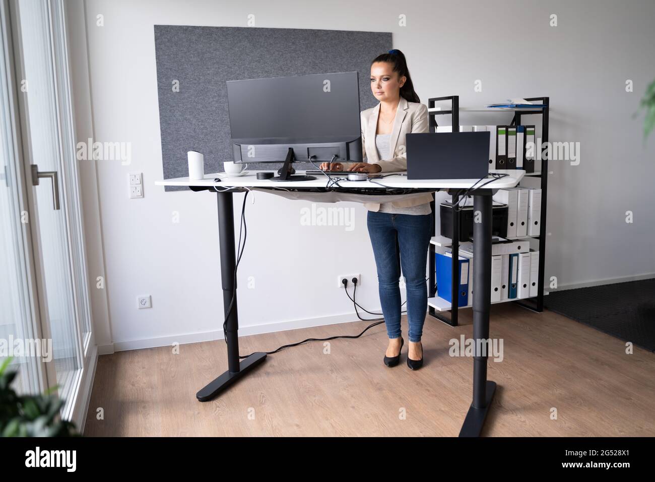 Bureau à hauteur réglable. Travailler en position debout Banque D'Images