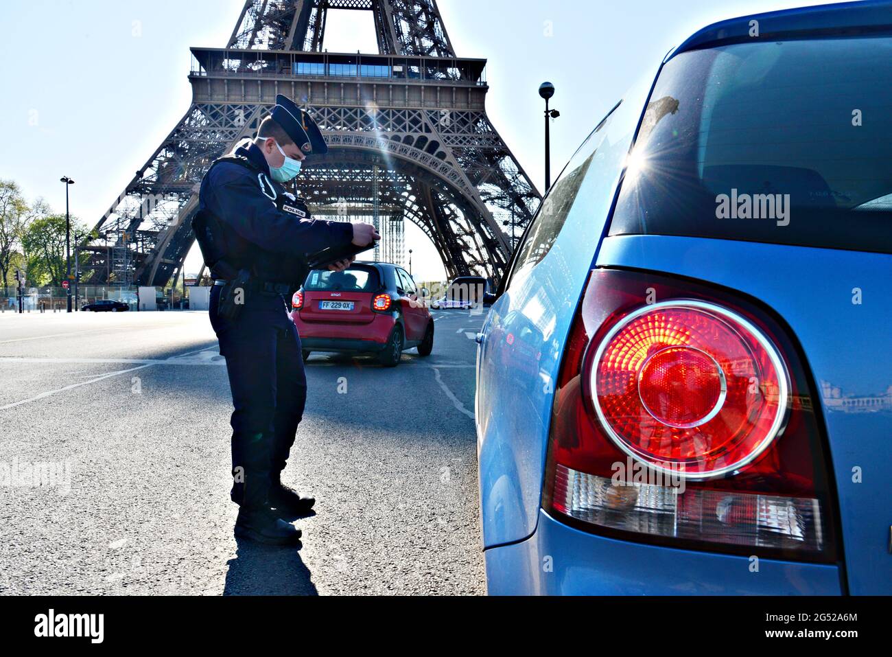 ILE DE FRANCE. PARIS (7A°). VÉRIFICATION POLICIÈRE SUR L'ATTESTATION DE CIRCULATI SUR LE PONT IENA PRÈS DE LA TOUR EIFFEL. Banque D'Images