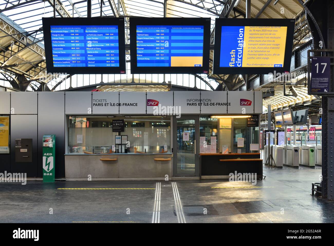 ILE-DE-FRANCE. PARIS (9). GARE EST (GARE DE L'EST). PANNEAU INDIQUANT LES DÉPARTS DE TRAIN AVEC RAPPEL DES MESURES DE DÉPLACEMENT DUES À CONFI Banque D'Images