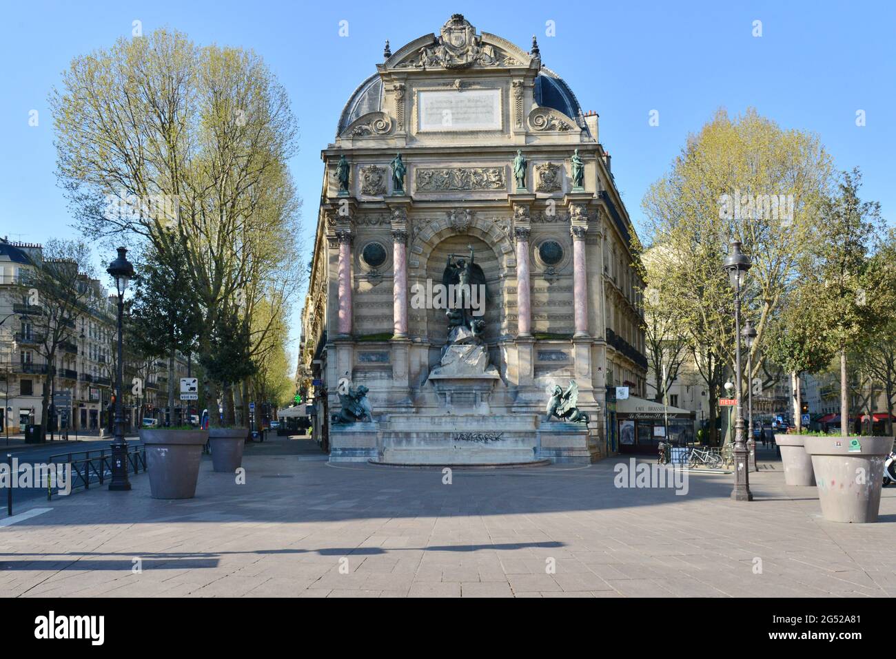 ILE DE FRANCE. PARIS (6ÈME). VUE D'UN PARIS VIDE EN RAISON DE LA CONFINEMENT SOUS LE VIRUS COVID 19. VOICI LA FONTAINE SAINT-MICHEL. Banque D'Images