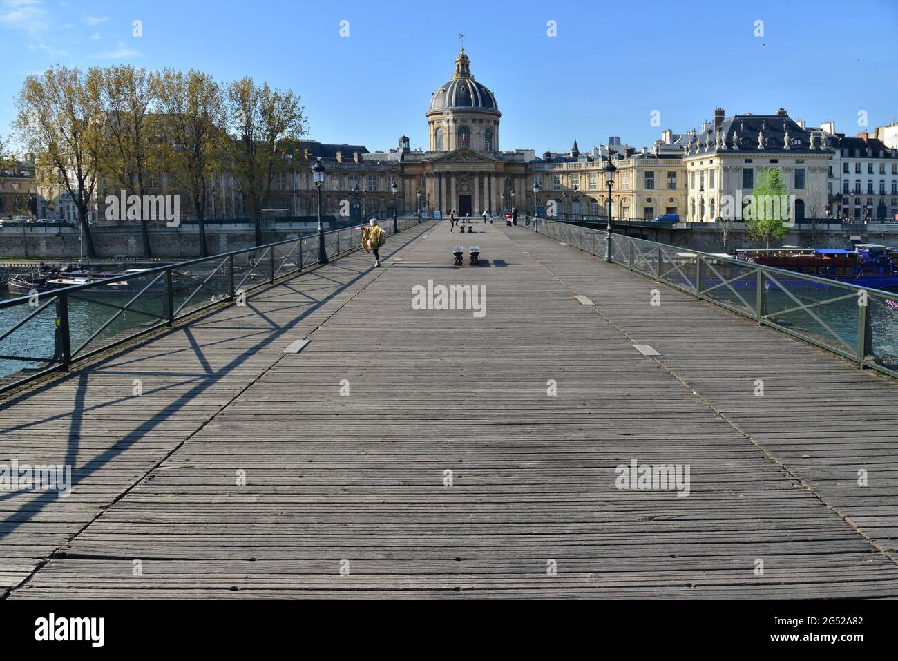ILE DE FRANCE. PARIS (6ÈME). VUE D'UN PARIS VIDE EN RAISON DE LA CONFINEMENT SOUS LE VIRUS COVID 19. ICI LE PONTS DES ARTS. Banque D'Images
