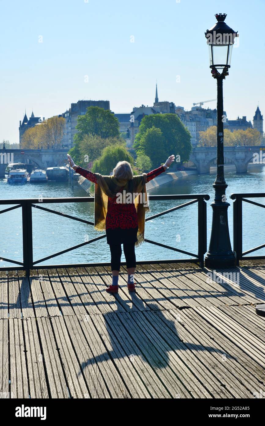ILE DE FRANCE. PARIS (6ÈME). FEMME FAISANT SA SALLE DE SPORT SUR LE PONT DES ARTS. Banque D'Images