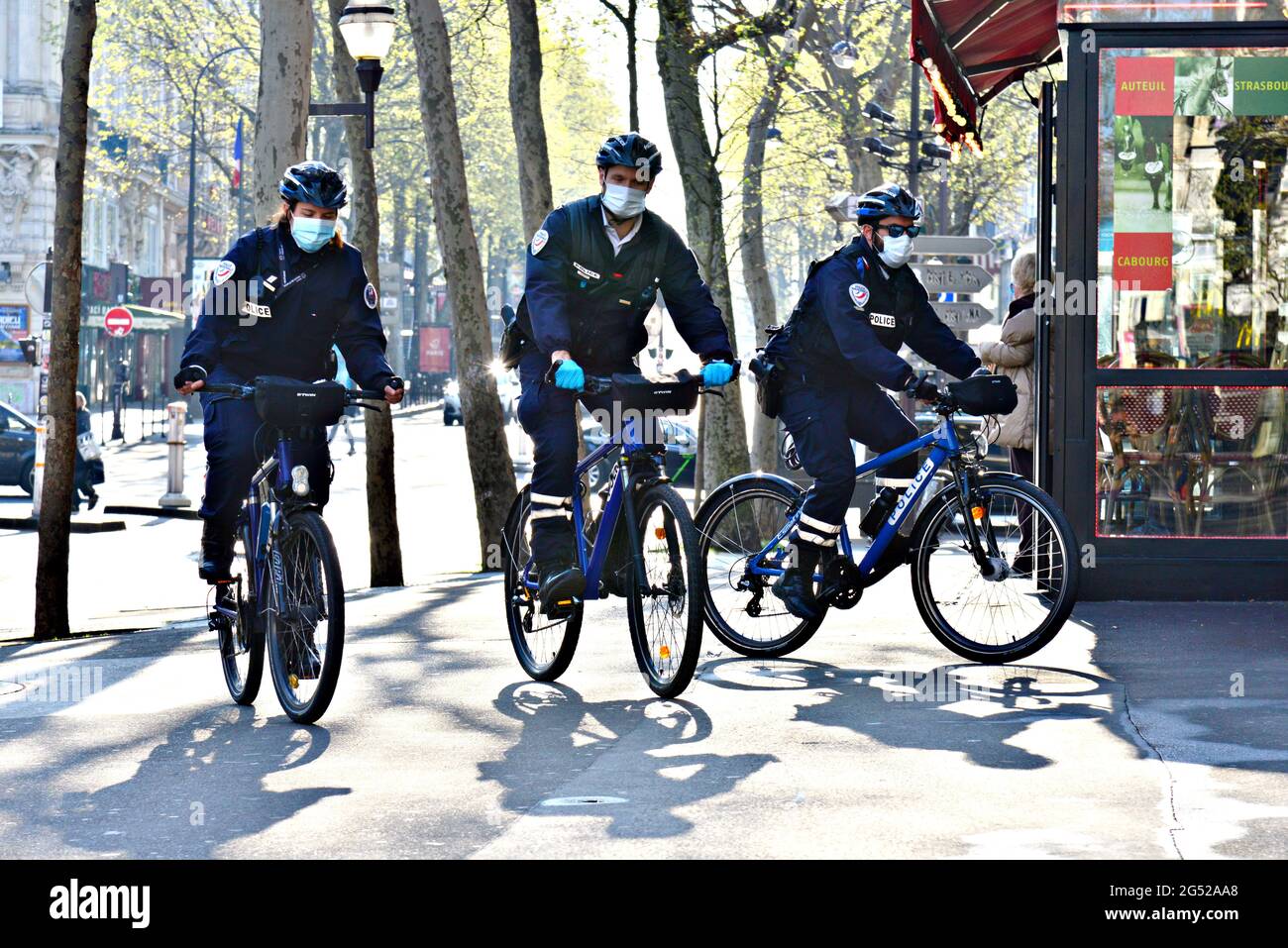 ILE-DE-FRANCE. PARIS (2E). PATROUILLE DE POLICE À VÉLO POUR CONTRÔLER LES CERTIFICATS DE VOYAGE. Banque D'Images
