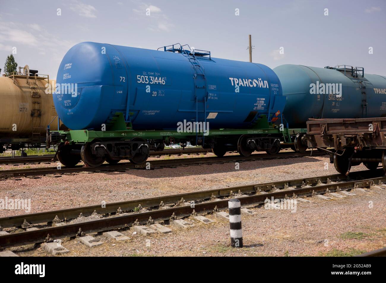 Kant , Kirghizistan 2021 : 24 juin 2021 : train de marchandises avec wagons-citernes de pétrole de la compagnie «Transoil» sur chemin de fer. Gros plan Banque D'Images