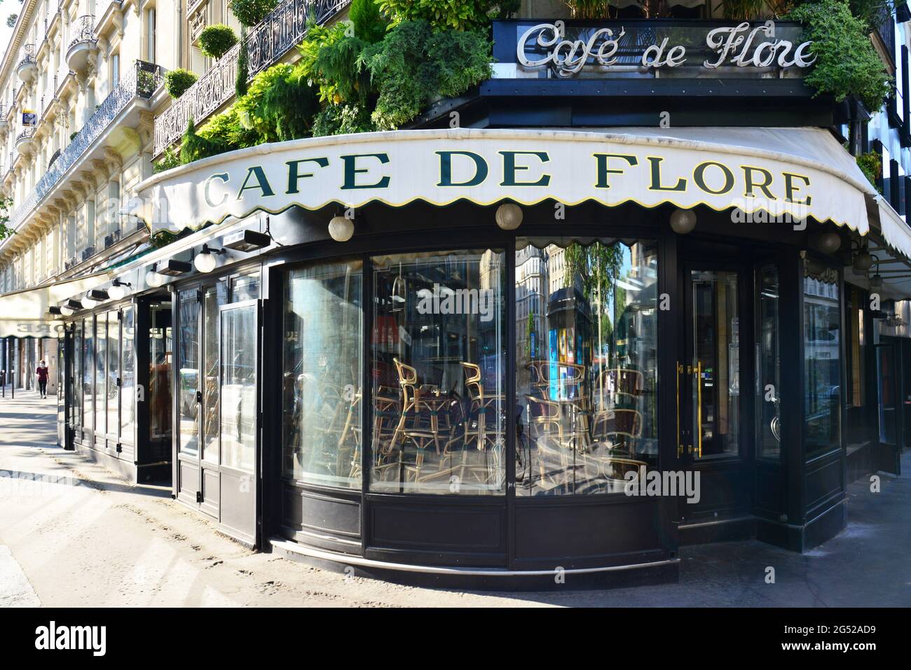 FRANCE. PARIS (6ÈME). LE CAFÉ DE FLORE, À SAINT-GERMAIN-DES-PRES, A FERMÉ SES PORTES PENDANT LA PÉRIODE DE CONFINEMENT EN AVRIL 2020. Banque D'Images