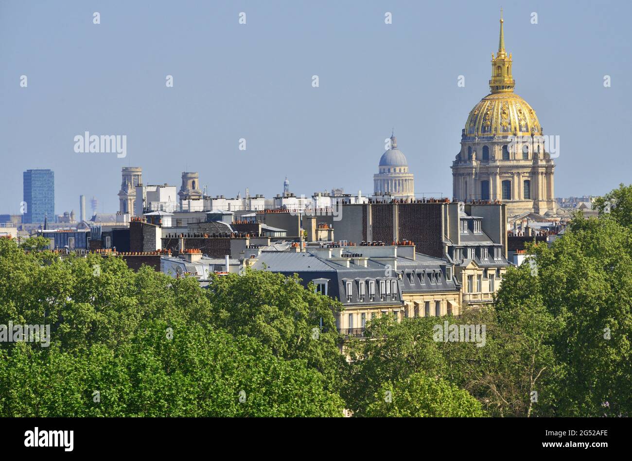 FRANCE. PARIS. VUE SUR LE DÔME D'OR DES INVALIDES ET LE DÔME DU PANTHÉON. Banque D'Images