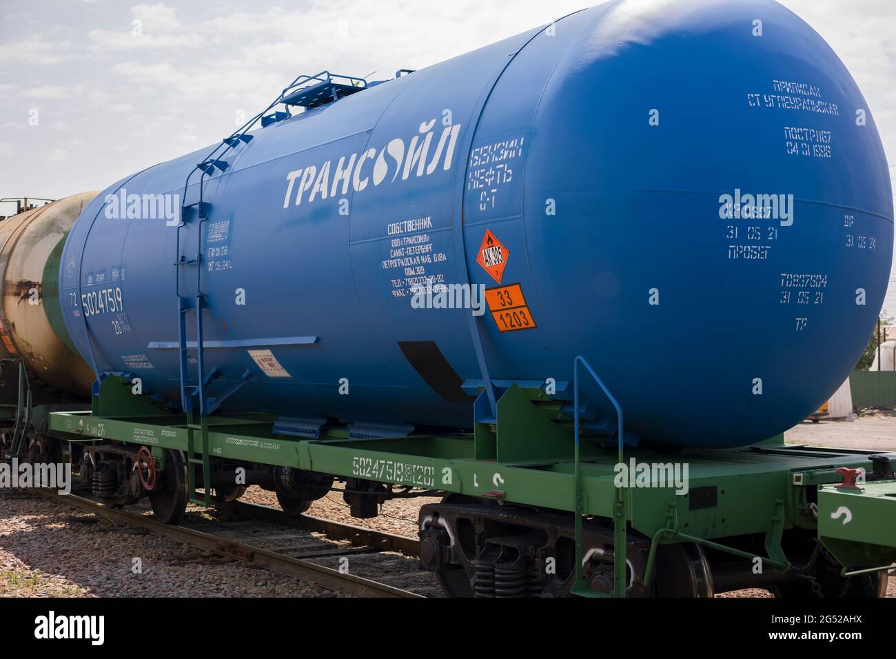 Kant , Kirghizistan 2021 : 24 juin 2021 : train de marchandises avec wagons-citernes de pétrole de la compagnie «Transoil» sur chemin de fer. Banque D'Images