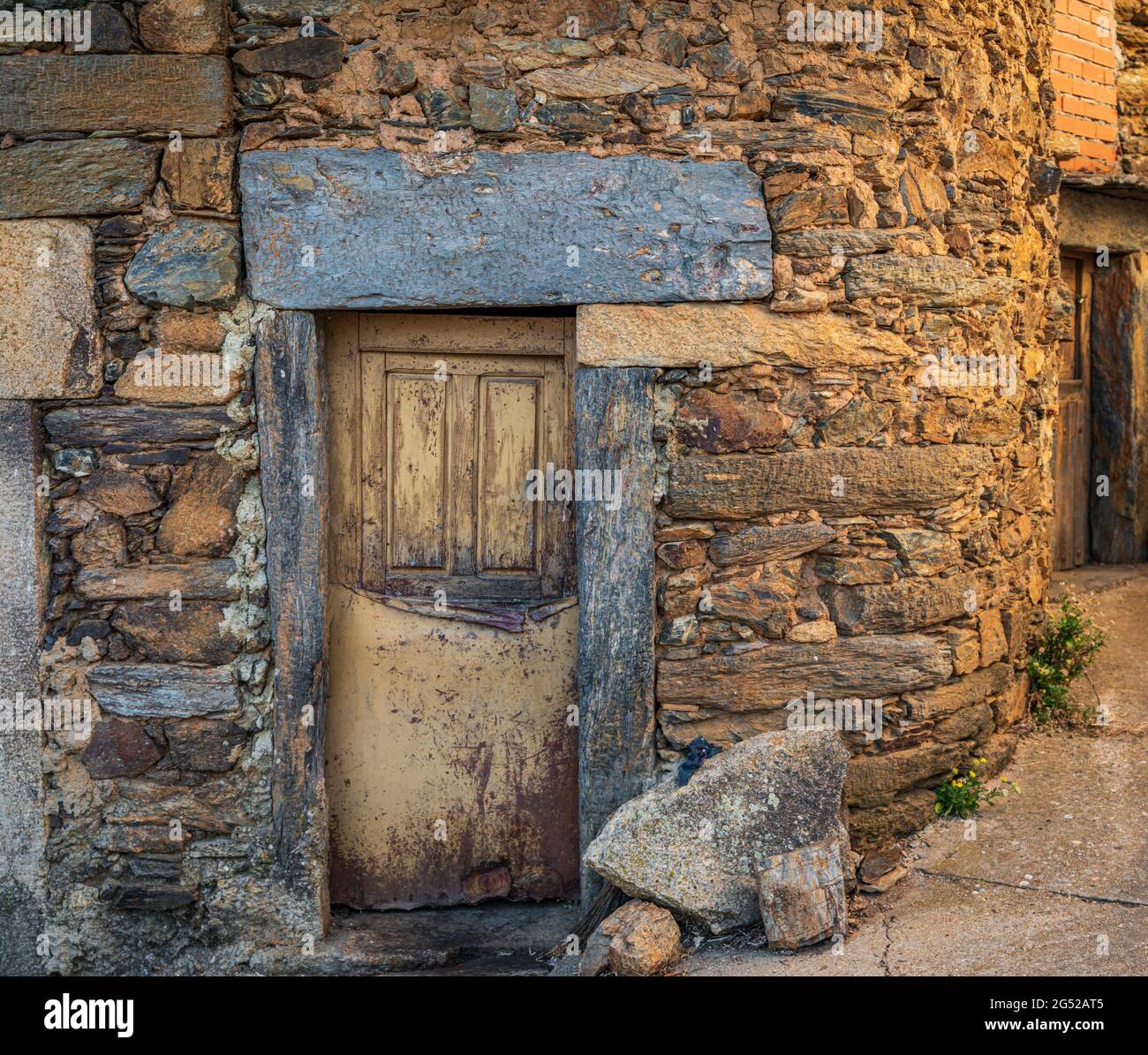 Ancienne porte en bois d'époque avec jambage en ardoise Banque D'Images