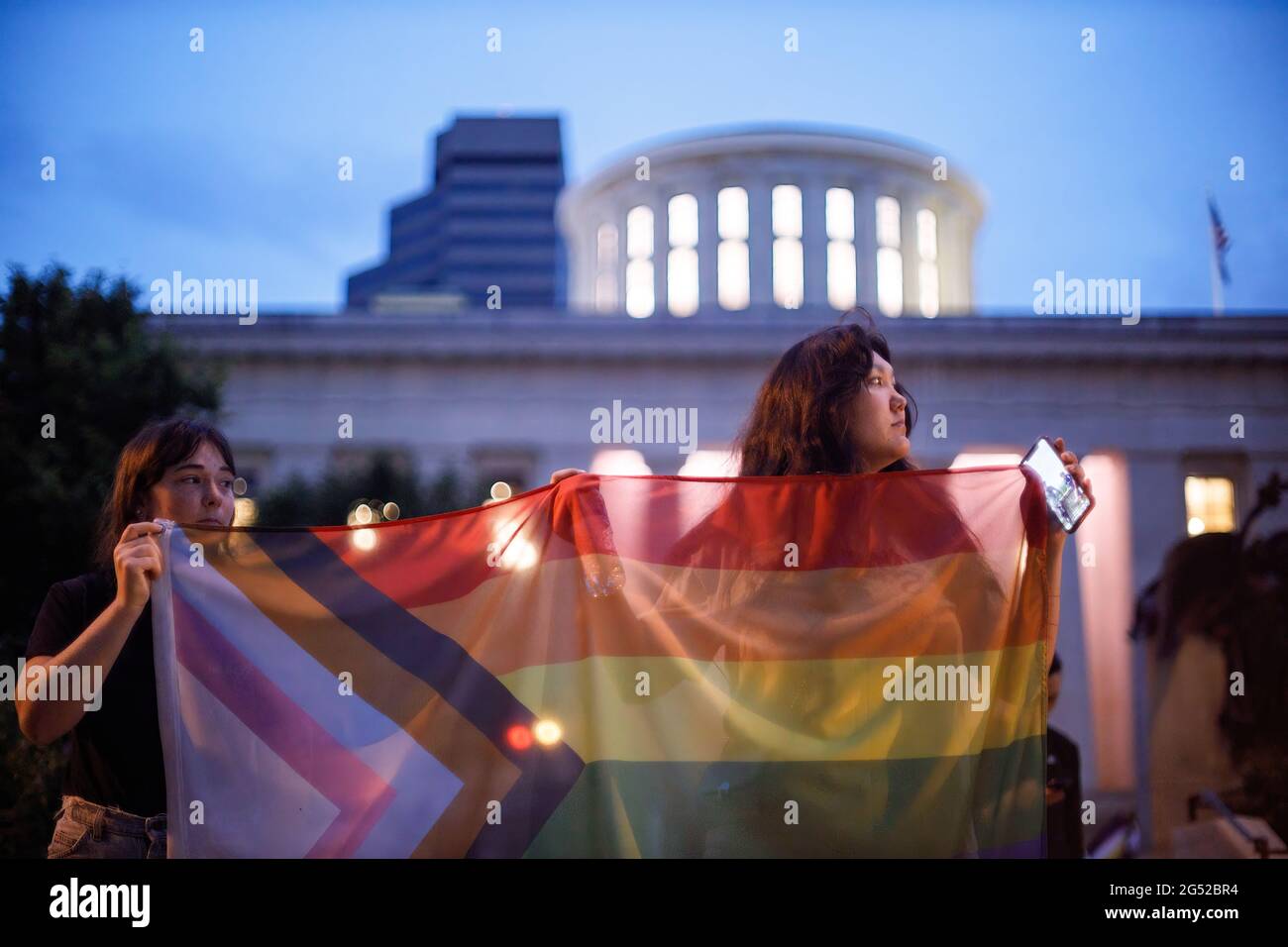 Les défenseurs des droits transgenres arborent des drapeaux de fierté lors d'un rassemblement contre la législation de l'Ohio interdisant aux femmes transgenres de sports féminins. Les défenseurs des droits transgenres se sont tenus en dehors de l'Ohio Statehouse pour s'opposer à un amendement à un projet de loi qui interdirait aux femmes transgenres de participer aux sports de femmes d'école secondaire et d'université. Le projet de loi original qui ajoutait cette interdiction transgenre traitait de l'indemnisation des étudiants de l'université pour profiter de leur nom, de leur image et de leur ressemblance. L'ajout de l'interdiction des transgenres à ce projet de loi a été une surprise, car j'ai déjà un projet de loi sur l'interdiction des transgenres Banque D'Images