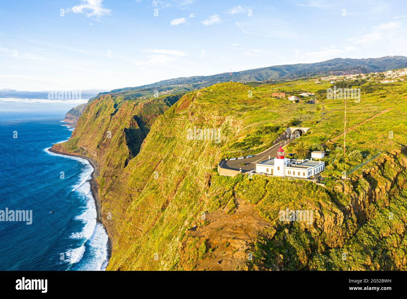 Phare de Ponta do Pargo sur des falaises abruptes surplombant l'océan, Calheta, île de Madère, Portugal Banque D'Images