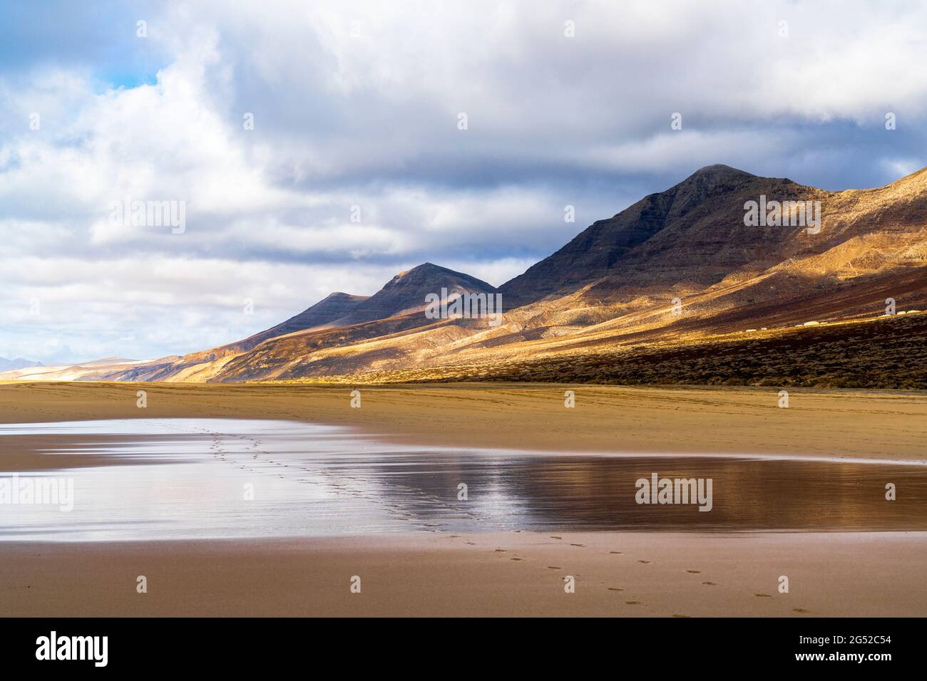 Coucher de soleil sur les montagnes et sable doré de la plage de Cofete, parc naturel de Jandia, Fuerteventura, îles Canaries, Espagne Banque D'Images