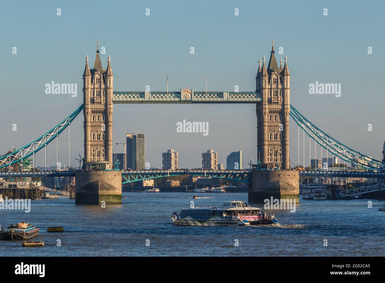 Le Tower Bridge de Londres, un pont suspendu qui traverse la Tamise, a été terminé en 1894. Il est un symbole emblématique de Londres. Banque D'Images