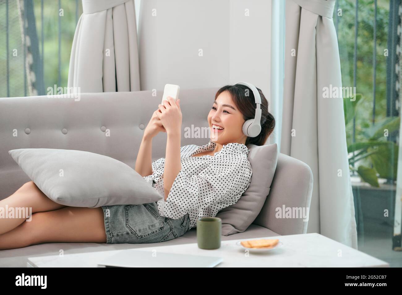 Fille en souriant casque pour écouter de la musique. Banque D'Images