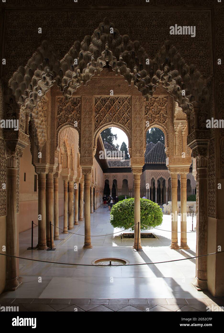 Le patio des Lions (patio de los Leones)Le lieu le plus célèbre de l'Alhambra à Grenade.au sommet de la colline al-Sabika,sur la rive de la rivière Darro,Grenade Espagne.construite comme une forteresse en 889 ce.,puis largement ignoré.reconstruit milieu du 13ème siècle par arabe Naside l'émir Mohammed ben Al-Ahmar de l'émirat de Grenade,après la Reconquista chrétienne en 1492,le site est devenuLa Cour royale de Ferdinand et Isabella. Banque D'Images