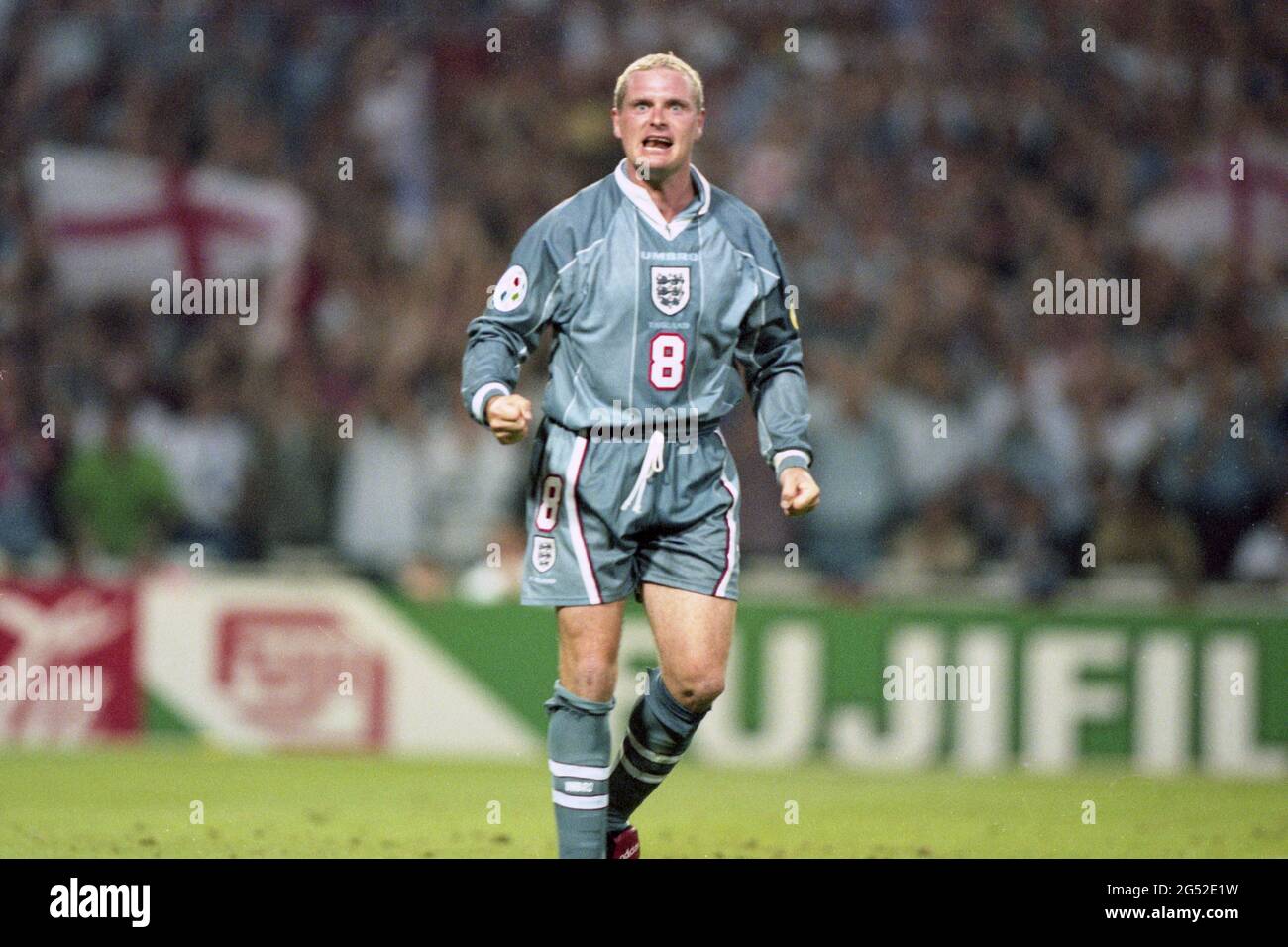 Football, firo: 26.06.1996 Soccer EM Euro Championnat d'Europe 1996 demi-finales, phase de knock, demi-finales, archive photo, archive images Allemagne - Angleterre 6: 5 im, après la fusillade de pénalité Paul Gascaigne, demi-figure, jubilation, cheers Banque D'Images