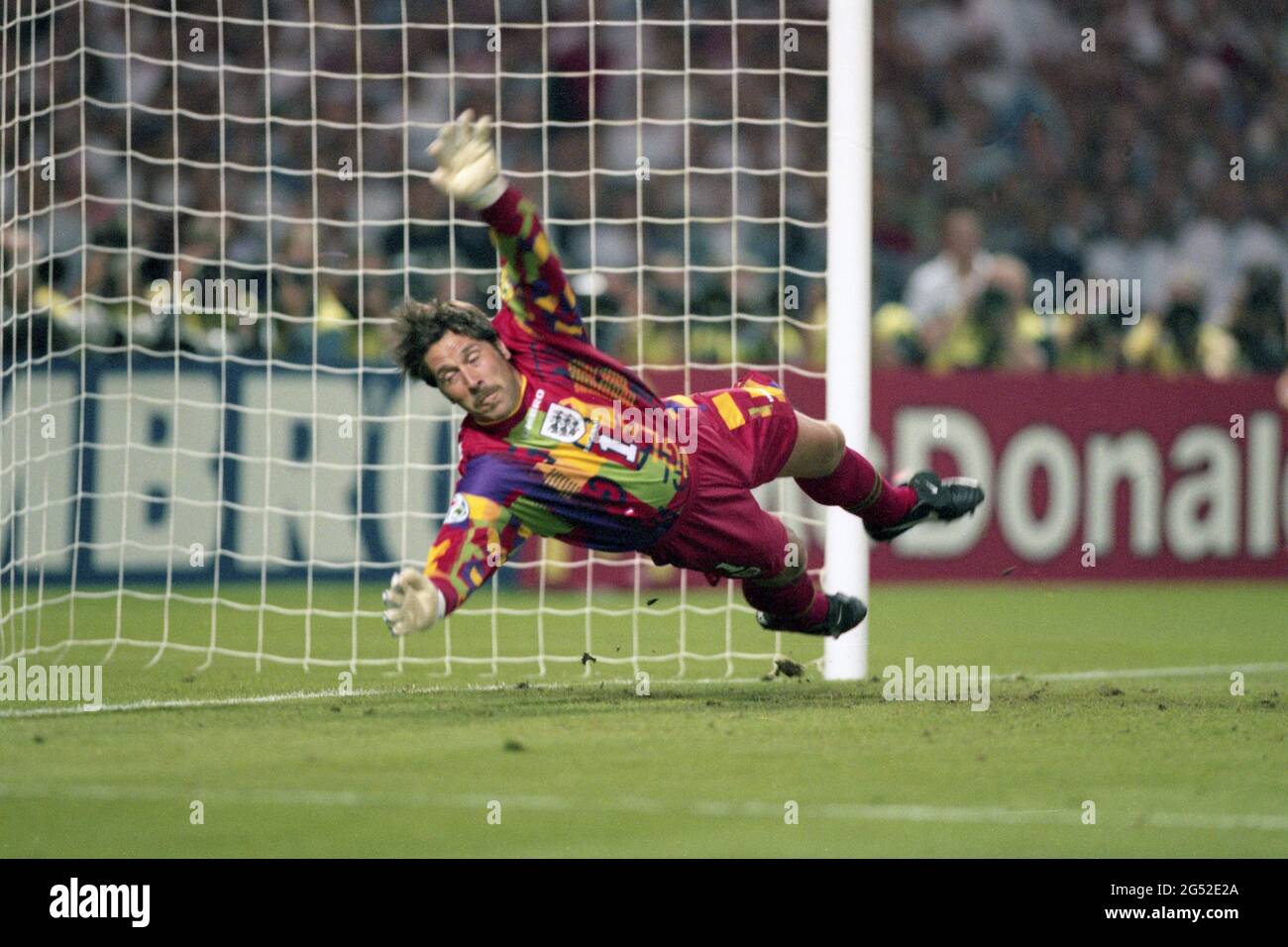 Football, firo: 26.06.1996 Soccer EM Euro Championnat d'Europe 1996 demi-finales, phase de knock, demi-finales, archive photo, archive images Allemagne - Angleterre 6: 5 im, après la pénalité de tir tir, David Seaman, en vol Banque D'Images