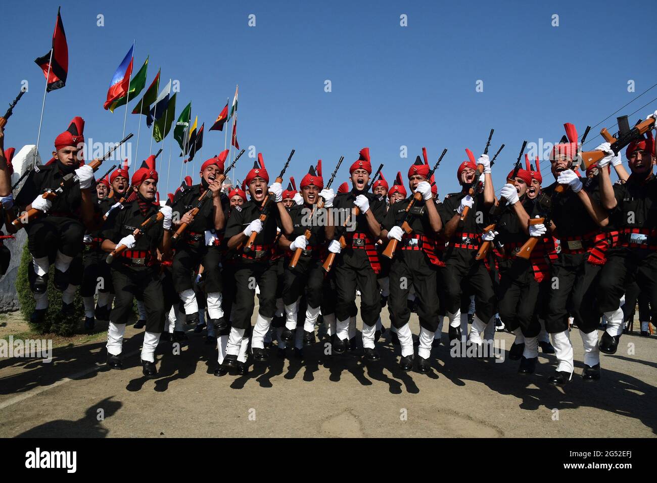 Srinagar. 25 juin 2021. Le Centre régimentaire d'infanterie légère de Jammu-et-Cachemire a présenté son dernier lot de jeunes soldats de l'UT de J&K. Un total de 514 jeunes soldats ont été attestées aujourd'hui après avoir terminé une année d'entraînement intense, lors d'une parade scintillante au terrain de la parade de Bana Singh du centre régimentaire JAK LI. Crédit : CIC de la majorité mondiale/Alamy Live News Banque D'Images