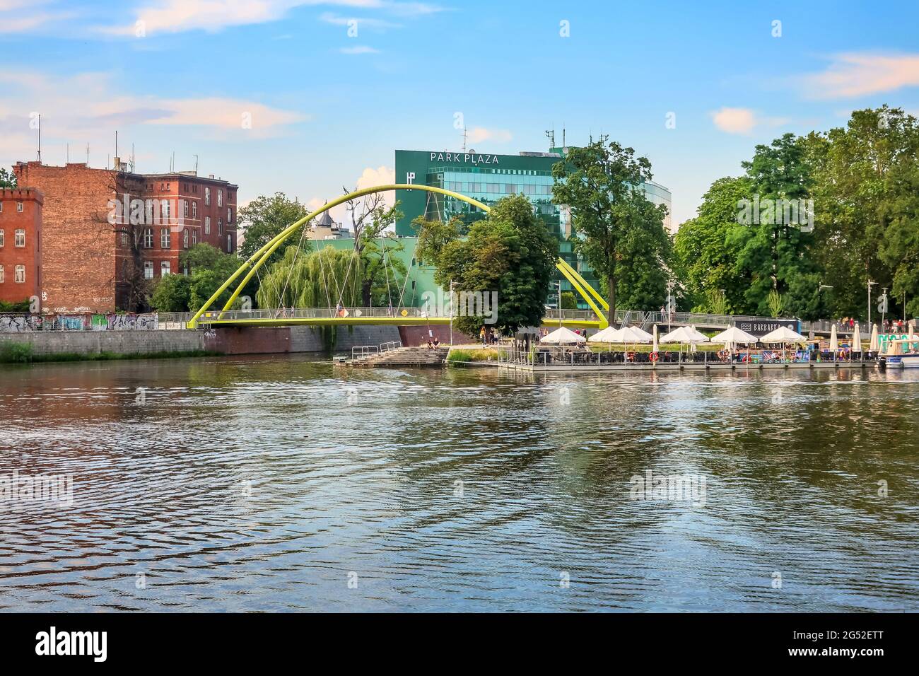 Wroclaw, Pologne - 21 juin 2019 : l'hôtel Wroclaw Park Plaza se trouve sur la rivière Oder et le pont Banque D'Images