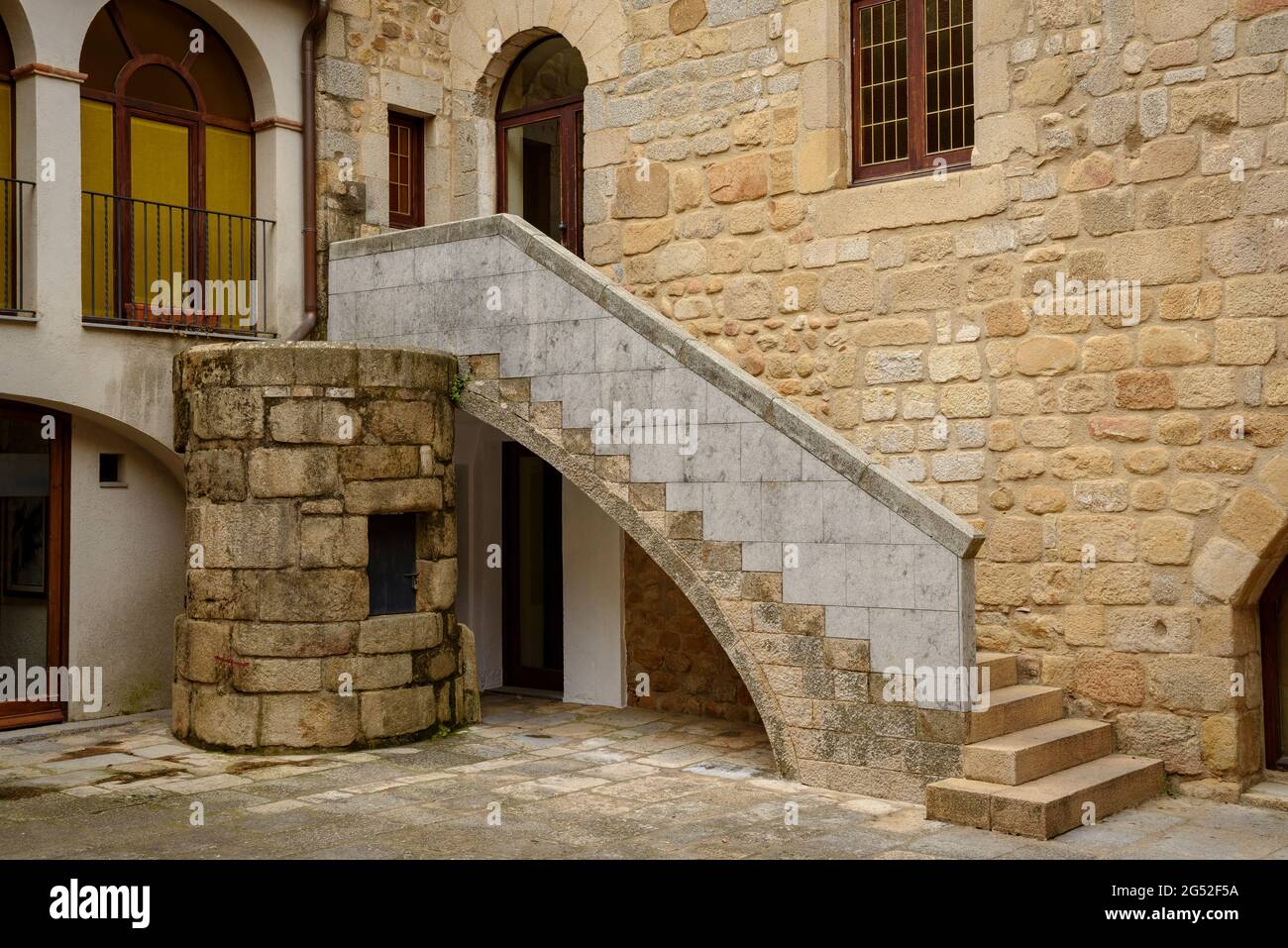 Cour de l'abbaye de Breda (la Selva, Catalogne, Espagne) ESP: Patio de la Abadía de Breda (la Selva, Cataluña, España) Banque D'Images