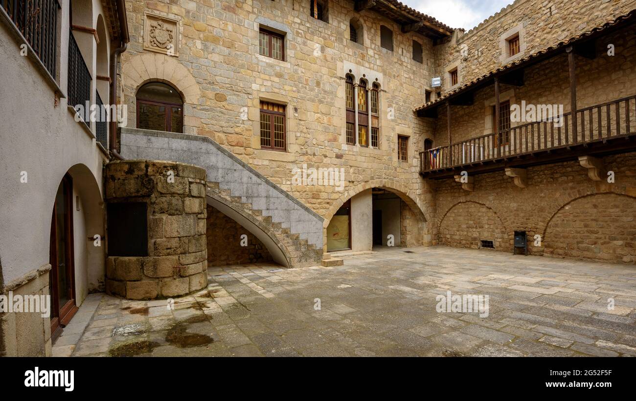 Cour de l'abbaye de Breda (la Selva, Catalogne, Espagne) ESP: Patio de la Abadía de Breda (la Selva, Cataluña, España) Banque D'Images