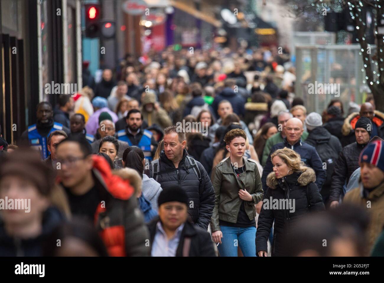 Photo du dossier datée du 23/12/2017 de shoppers sur Oxford Street, dans le centre de Londres. La population du Royaume-Uni a augmenté d'environ 0.4 % au cours des 12 mois jusqu'en juin 2020, soit la plus faible augmentation annuelle depuis l'année jusqu'à la mi-2001, comme le montrent de nouveaux chiffres. Date de publication : vendredi 25 juin 2021. Banque D'Images