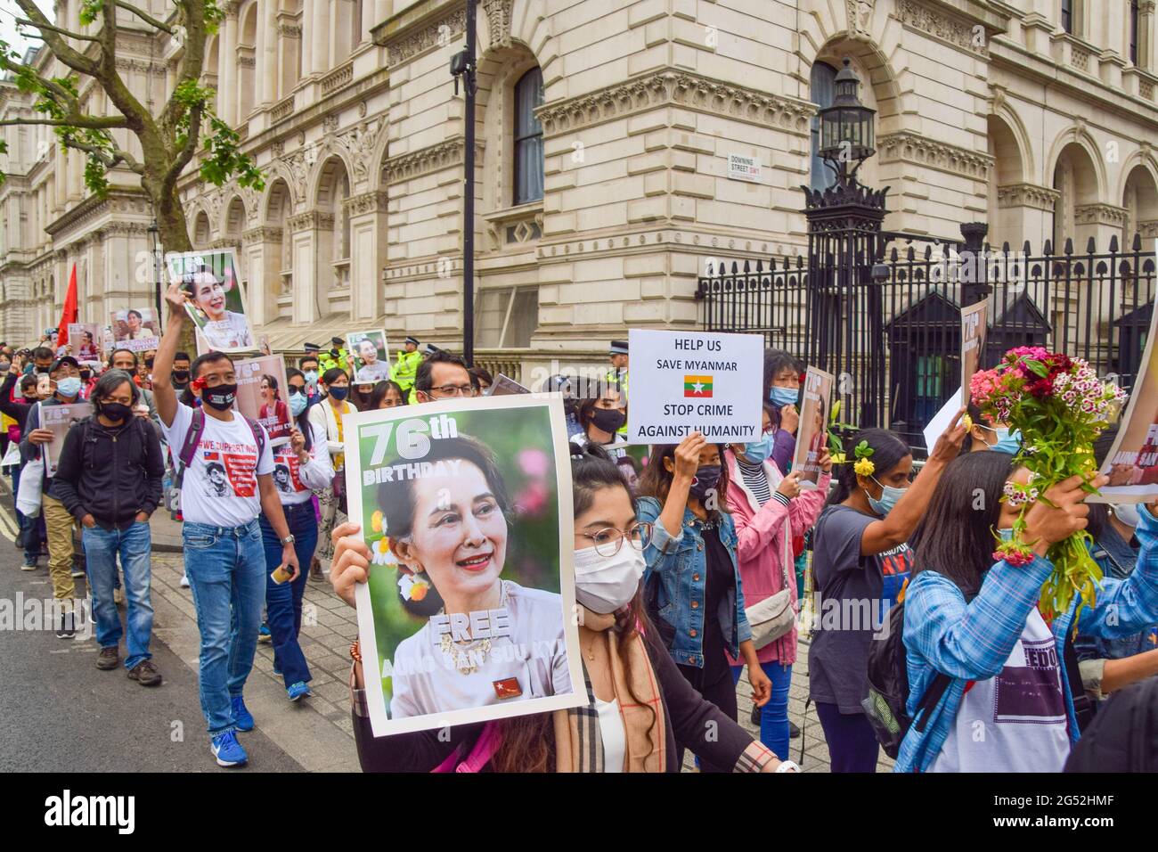 Manifestants devant Downing Street. Les manifestants anti-coup du Myanmar ont défilé dans le centre de Londres à l'occasion de l'anniversaire d'Aung San Suu Kyi. Londres, Royaume-Uni. 19 juin 2021. Banque D'Images