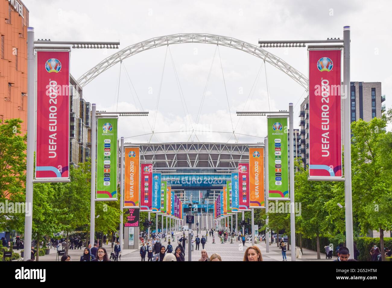 Bannières et panneaux UEFA Euro 2020 à l'extérieur du stade Wembley. Londres, Royaume-Uni. 11 juin 2021. Banque D'Images