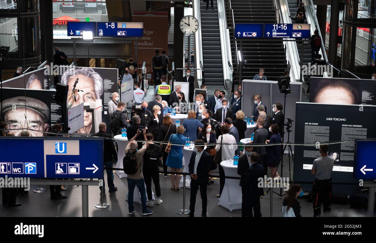 Berlin, Allemagne. 22 juin 2021. Les visiteurs regardent les photos de l'ouverture de l'exposition "contre l'oubli" à la gare centrale de Berlin. Credit: Christophe bateau/dpa/Alay Live News Banque D'Images