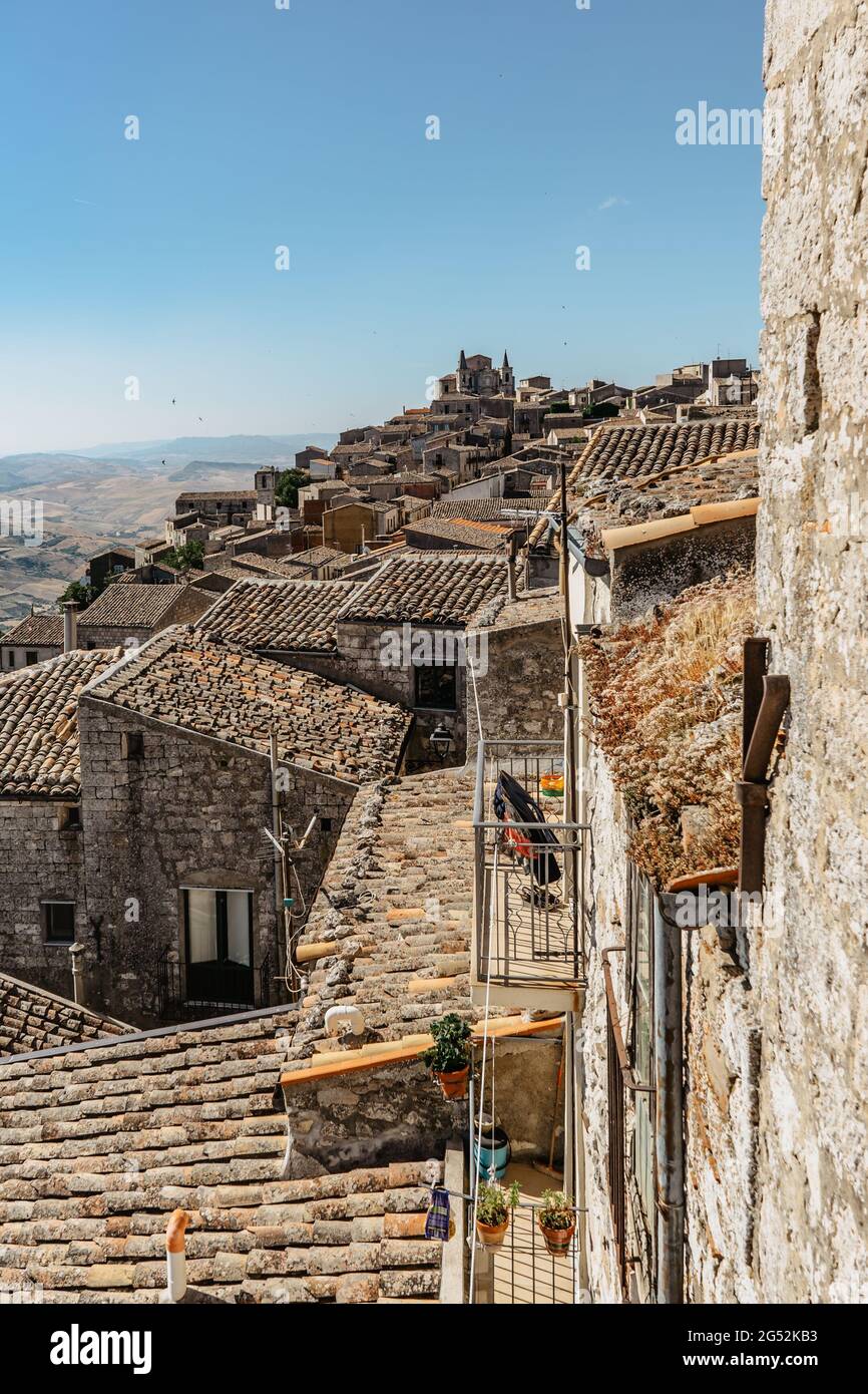 Village en pierre de Petralia Soprana, le plus haut village de la chaîne de montagne Madonie, Sicile, Italie.Eglise de Santa Maria di Loreto au coucher du soleil.pittoresque Banque D'Images