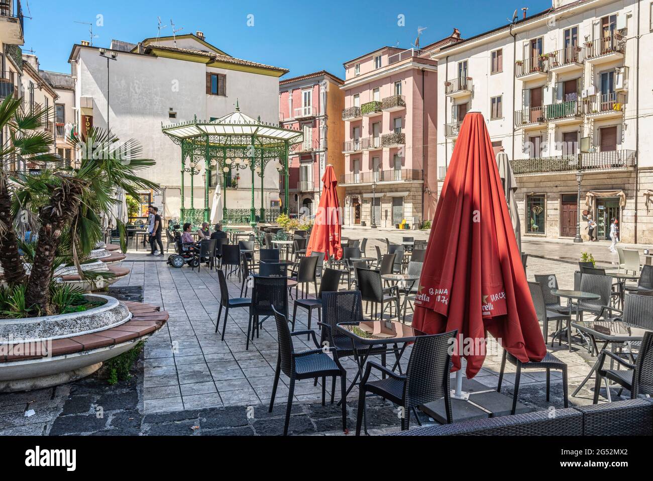 Des tables de cafés et de bars en plein air sur la piazza san pietro celestino à Isernia. Isernia, Molise, Italie Banque D'Images