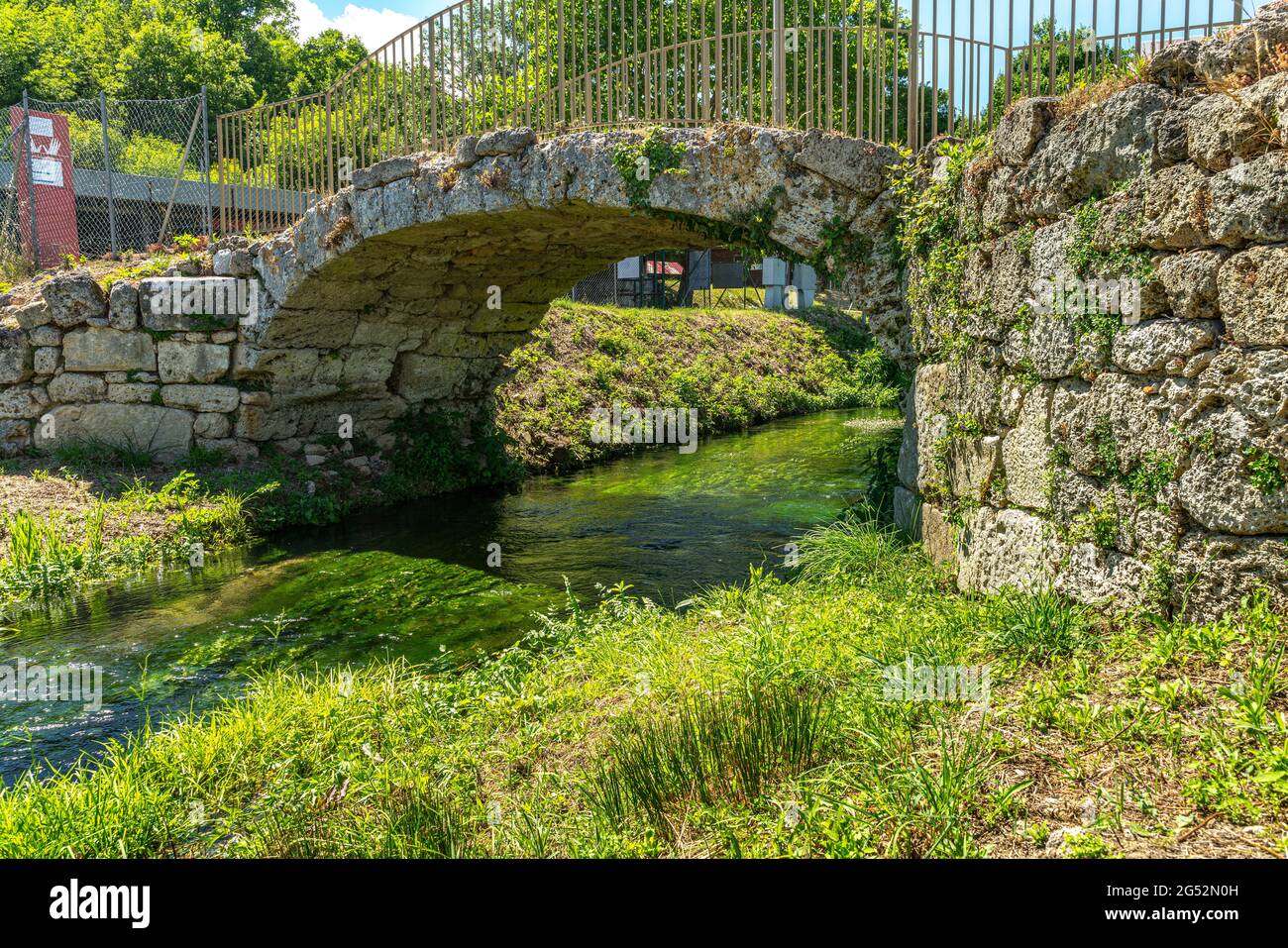 Le pont de Zingara traverse le Volturno et relie les deux sites archéologiques de San Vincenzo al Volturo. Rocchetta al Volturno, province d'Isernia Banque D'Images