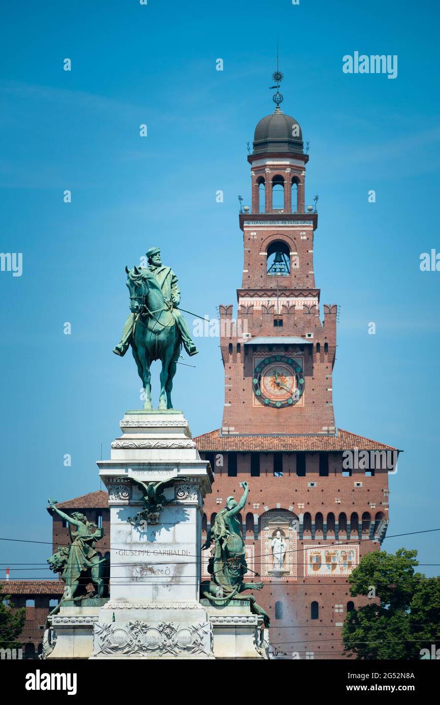 Italie, Lombardie, Milan, Piazza Cairoli Square, Statue équestre de Giuseppe Garibaldi fond Château de Sforzesco Banque D'Images