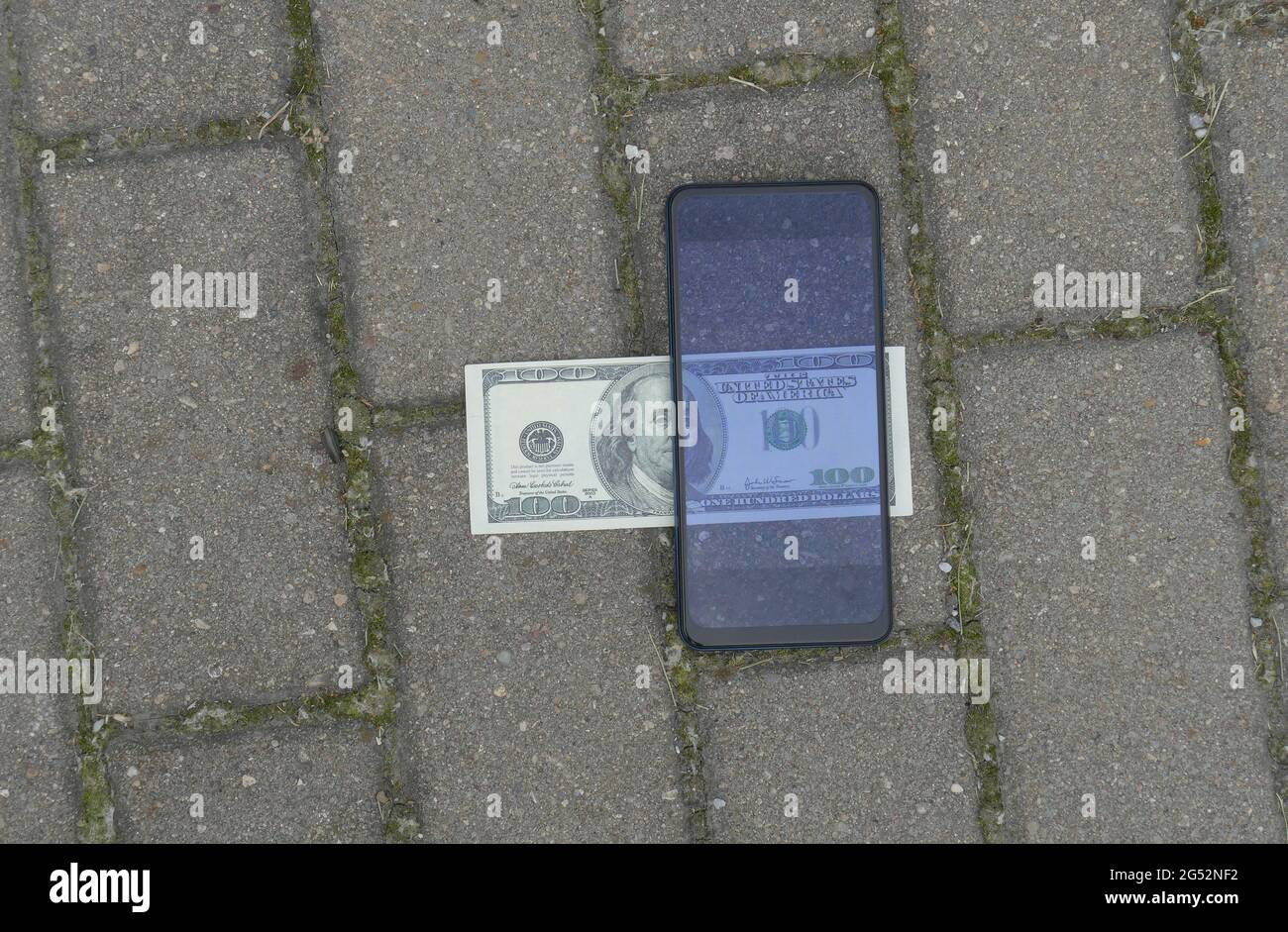 100 la transparence des billets en dollars américains par smartphone. Banque D'Images