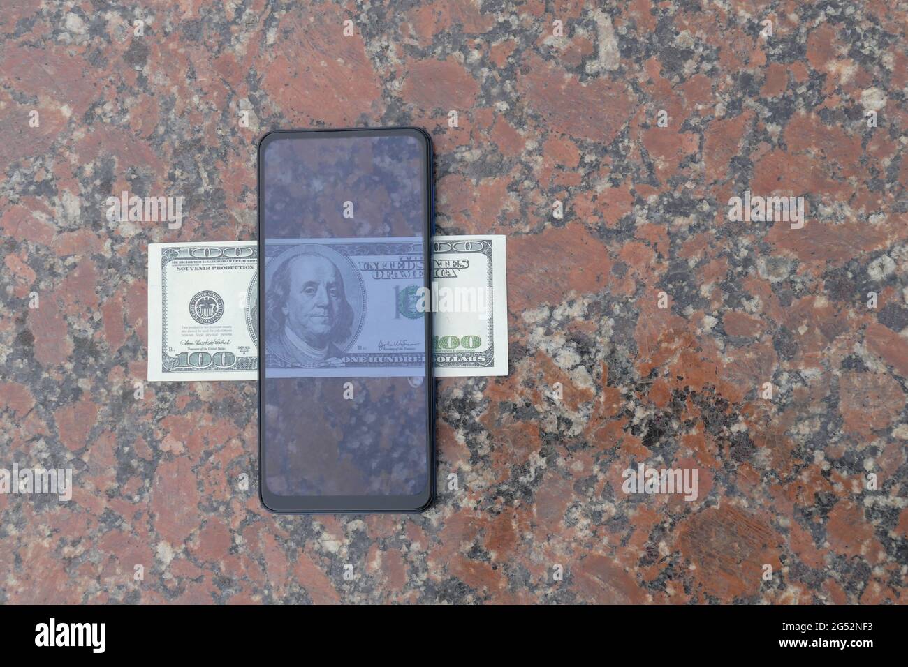 100 la transparence des billets en dollars américains par smartphone. Banque D'Images