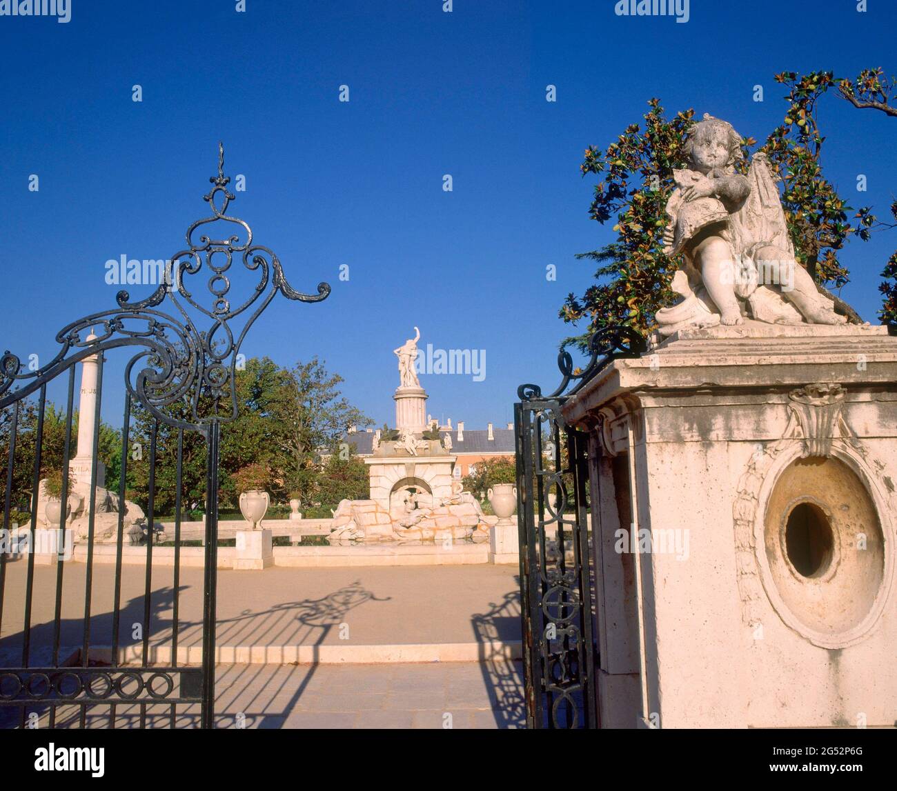 ENTRADA JARDIN DEL PARTERRE FLANQUEADA POR GARITA ESTILO LUIS XIV CON FUENTE DE HERCULES Y ANTEO AL FONDO- PRINCIPILIOS S XIX AUTEUR: ISIDRO GONZALEZ VELAZQUEZ (1765-1840). EMPLACEMENT : PALACIO REAL-JARDIN DEL PARTERRE. ARANJUEZ. MADRID. ESPAGNE. Banque D'Images