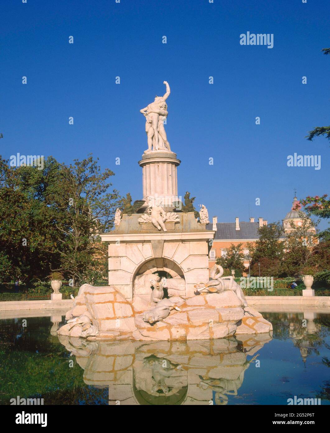 FUENTE DE HERCULES Y ANTEO TAMBIEN LLAMADA PLUS ULTRA- 1808- NEOCLÁSICO- ESCULTURA DE JUAN ADAN/ALVAREZ CUBERO. AUTEUR: ISIDRO GONZALEZ VELAZQUEZ (1765-1840). EMPLACEMENT : PALACIO REAL-JARDIN DEL PARTERRE. ARANJUEZ. MADRID. ESPAGNE. Banque D'Images