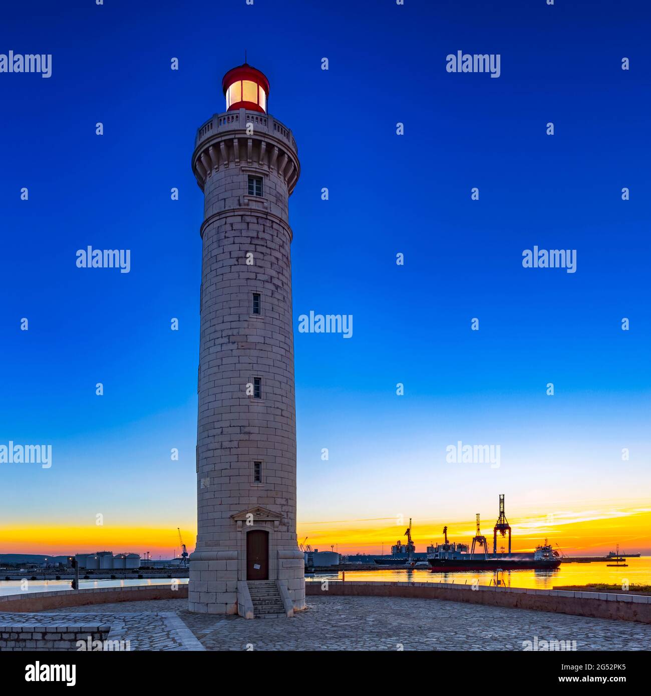 FRANCE. AUDE (11) SETE. PHARE DE MOLE SAINT-LOUIS DANS LE PORT Banque D'Images