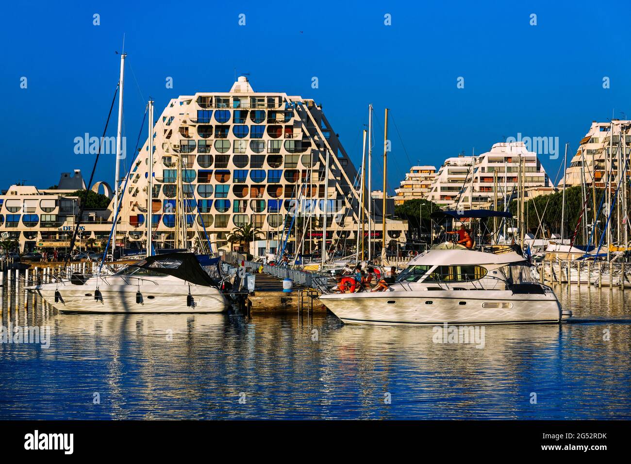 FRANCE. HERAULT (34) LA GRANDE MOTTE SEA RESORT, MARINA ET LE GRAND PAVOIS PAR JEAN BALLADUR (1968) Banque D'Images