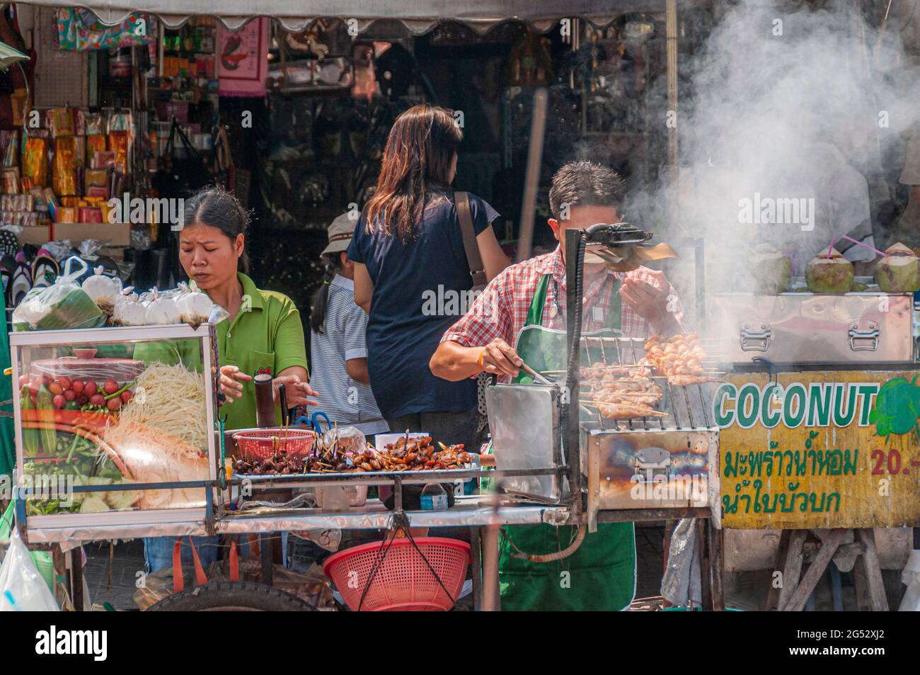 Thai Street food - vendeurs d'aliments de rue dans un marché à Bangkok Thaïlande Asie du Sud-est. Banque D'Images